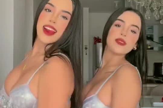 Gemelas Abello – Twins show off too hot body