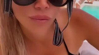 Wanda Nara – So hot body at the pool