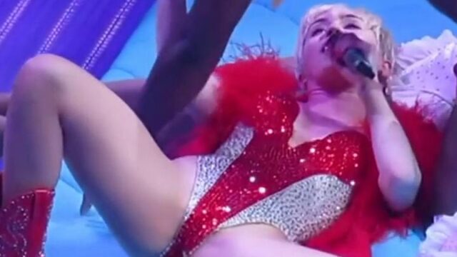 Miley Cyrus Pussy Touch in Concert Live with Black Guy